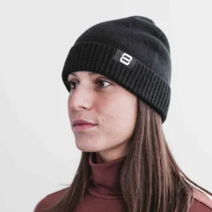 Bonnet gris foncé avec le logo blanc 8 Bit Apparel.