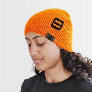 Bonnet orange avec le logo noir 8 Bit Apparel.