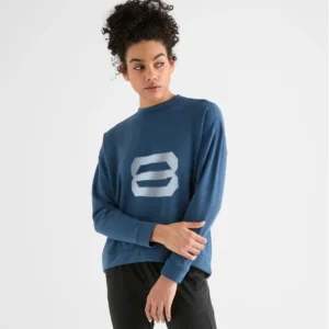 Femme portant un sweat 8 Bit Apparel.