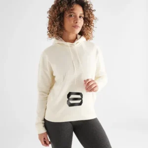 Femme portant un sweat 8 Bit Apparel.