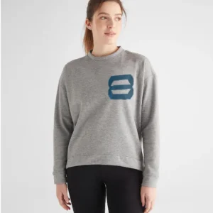 Femme portant un sweat 8 Bit Apparel.