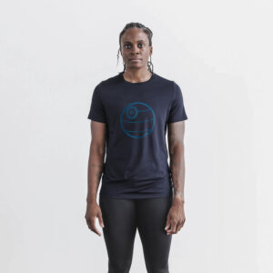 Femme portant un tee-shirt 8 Bit Apparel.