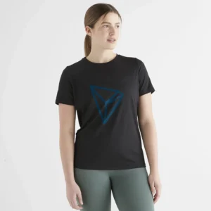 Femme portant un tee-shirt 8 Bit Apparel.