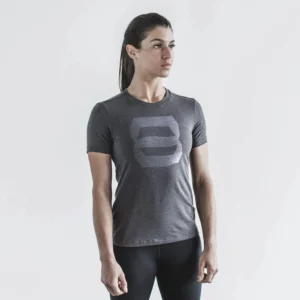 Femme portant un tee-shirt 8 Bit Apparel.