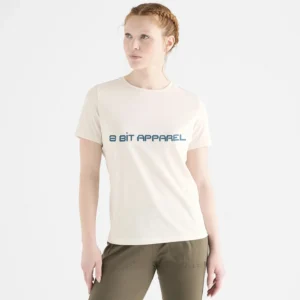Femme portant un tee-shirt 8 Bit Apparel.