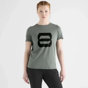 Femme portant un tee-shirt 8 Bit Apparel.