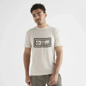Homme portant un tee-shirt 8 Bit Apparel.
