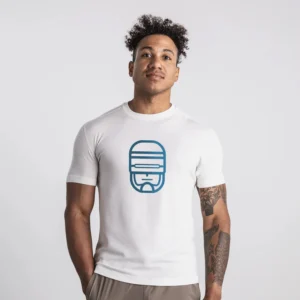 Homme portant un tee-shirt 8 Bit Apparel.