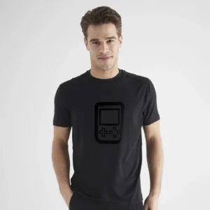 Homme portant un tee-shirt 8 Bit Apparel.
