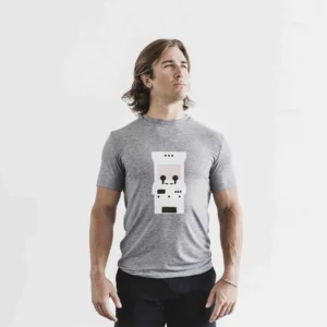 Homme portant un tee-shirt 8 Bit Apparel.