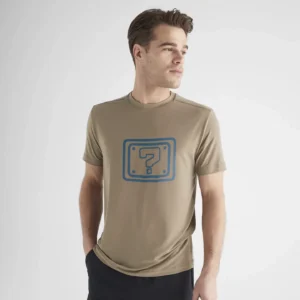 Homme portant un tee-shirt 8 Bit Apparel.