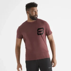 Homme portant un tee-shirt 8 Bit Apparel.